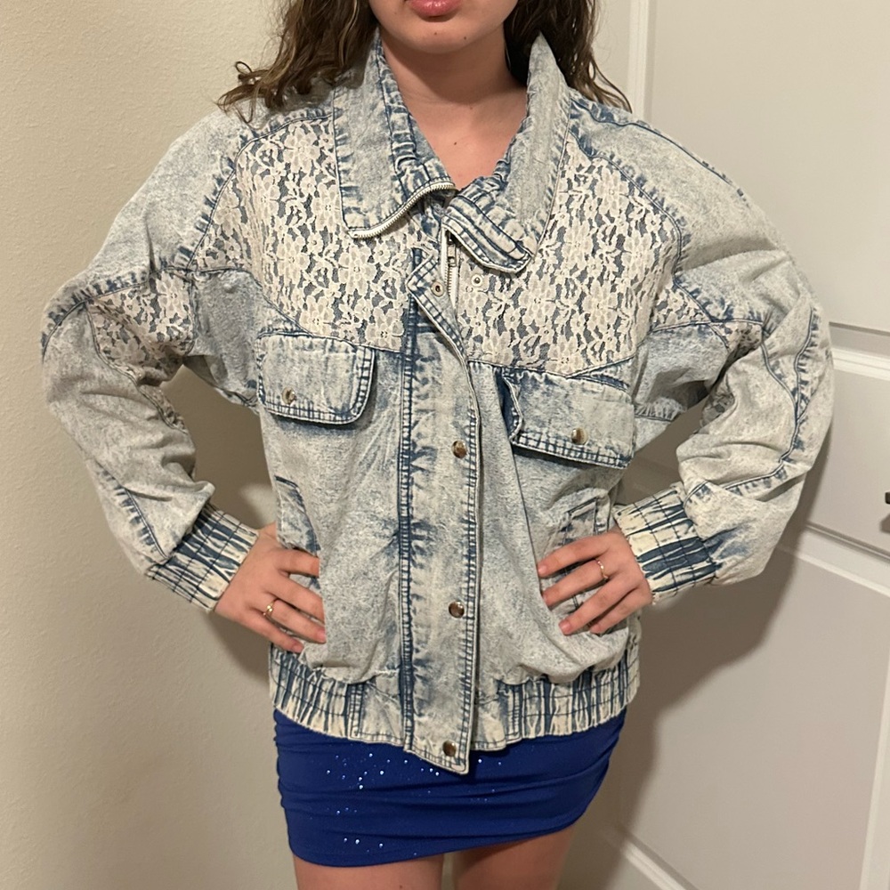 Vintage Women's acid wash Denim Jean bomber Jacket w/ Lace Detail & shoulder pad